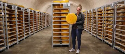 Medewerker Aline van De Kaasbunker aan het werk in de bunker.