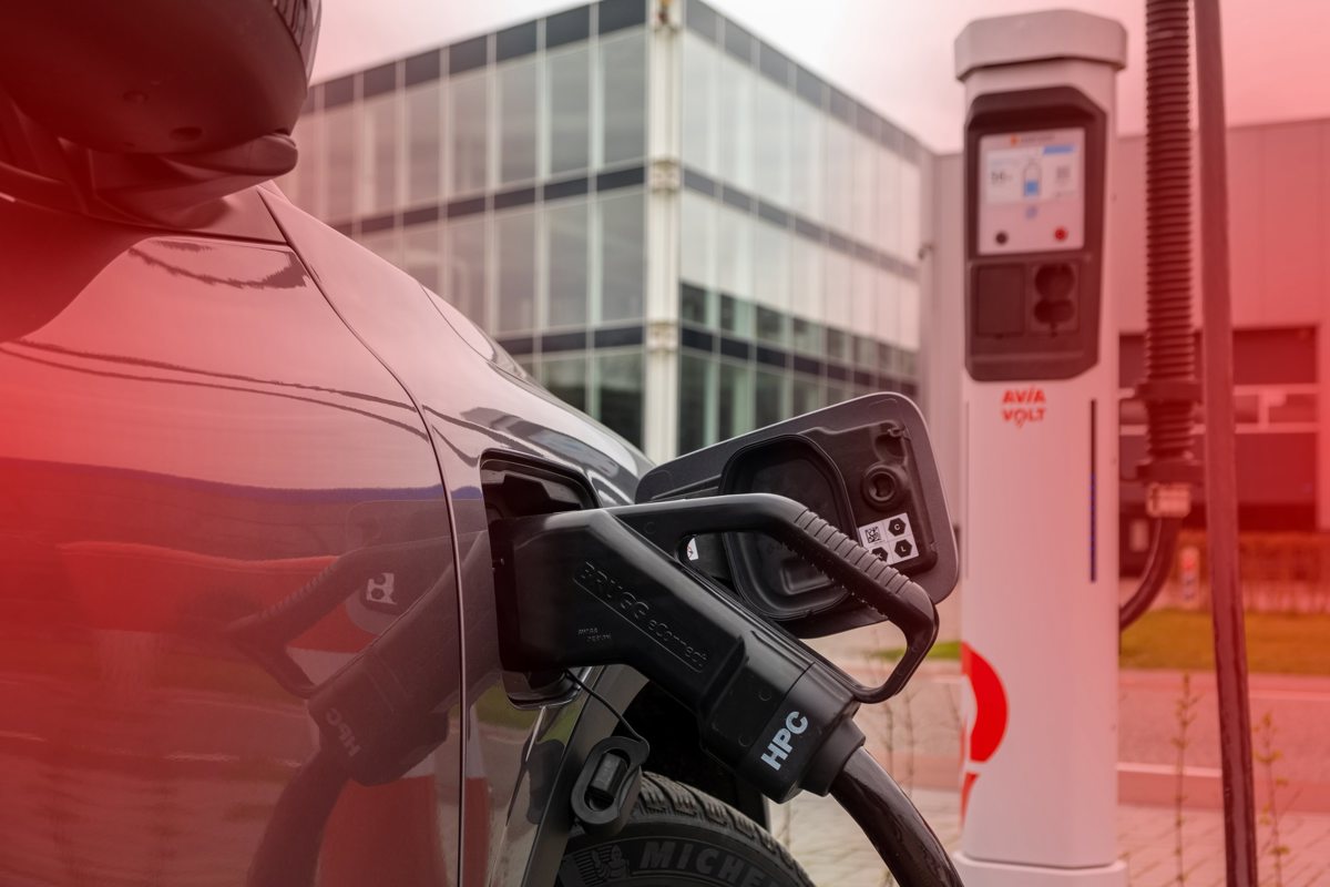 Duurzaam laadplein voor elektrische voertuigen van AVIA Weghorst in Enter.
