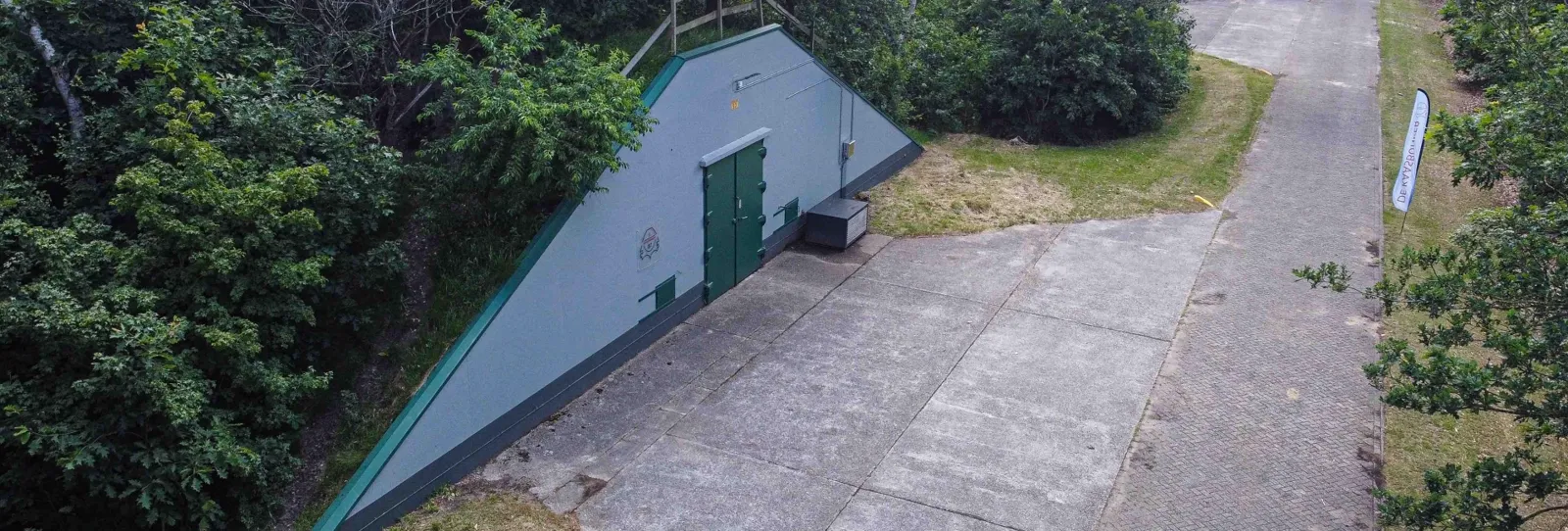 Exterieur van de grondgedekte bunkers van De Kaasbunker.
