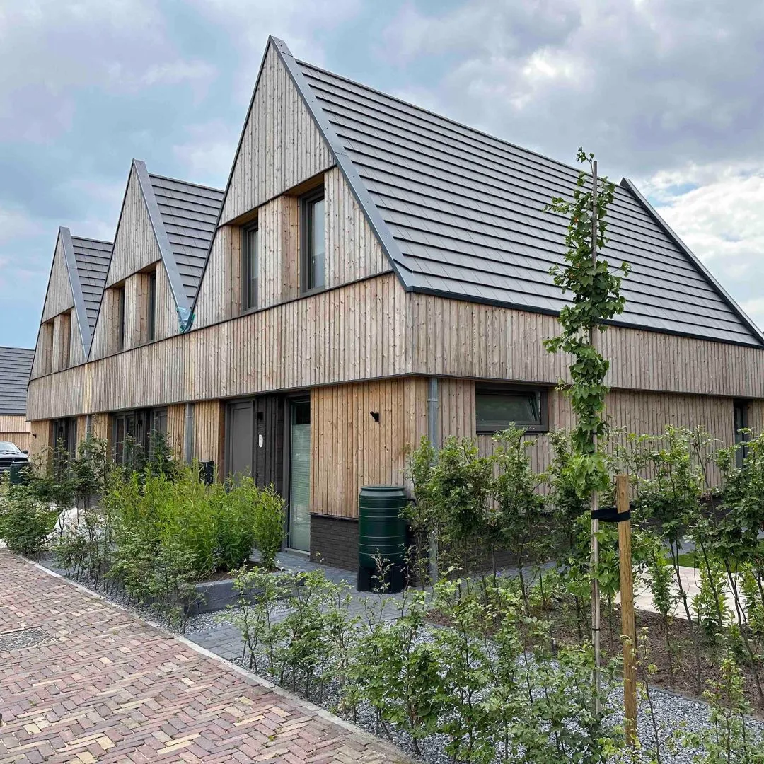 Houten gevels van woningen in project Het Mozaïek in Vriezenveen.
