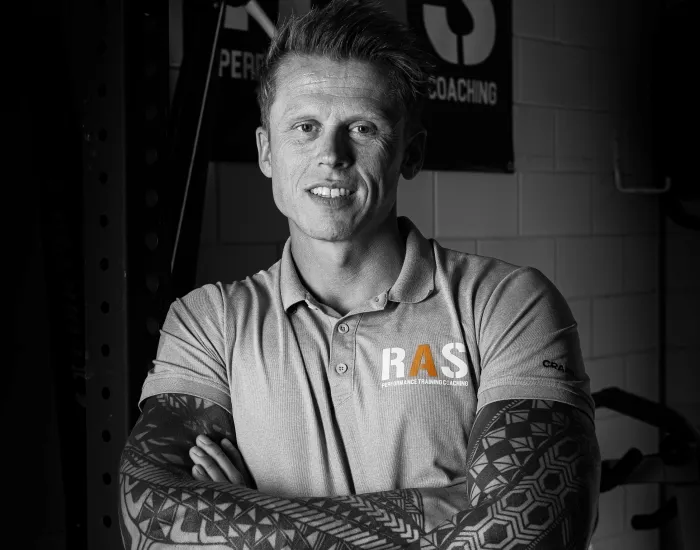 Portret van coach Chris van RAS PTC in sportkleding.