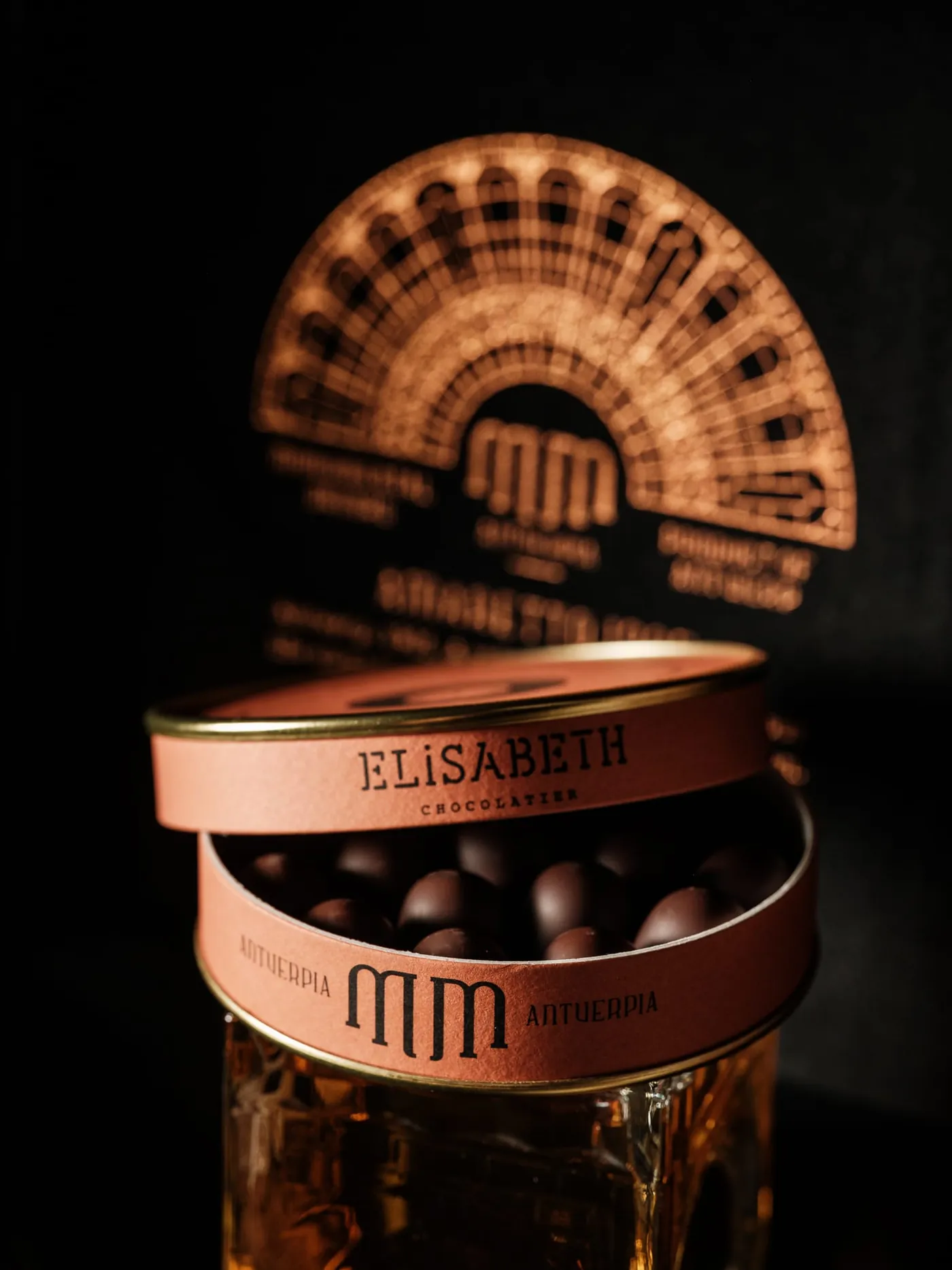 Amaretto parels en pralines uit het assortiment van QualiVino.