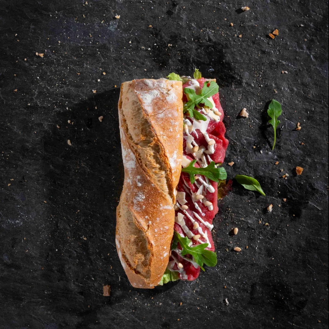 Rijkelijk belegd carpaccio broodje van Hush lunchroom.
