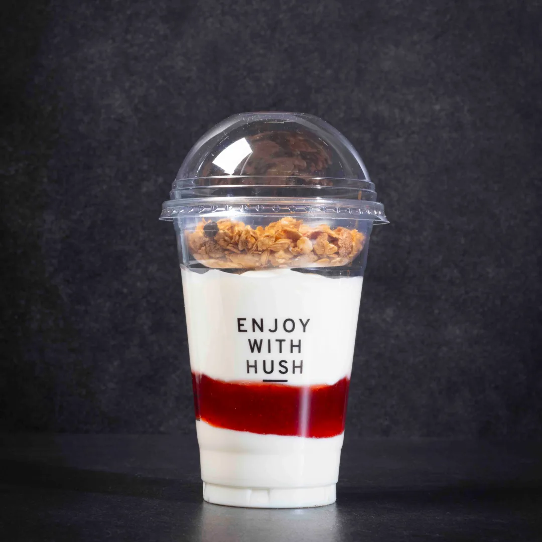 Schaaltje yoghurt met muesli en jam van Hush.