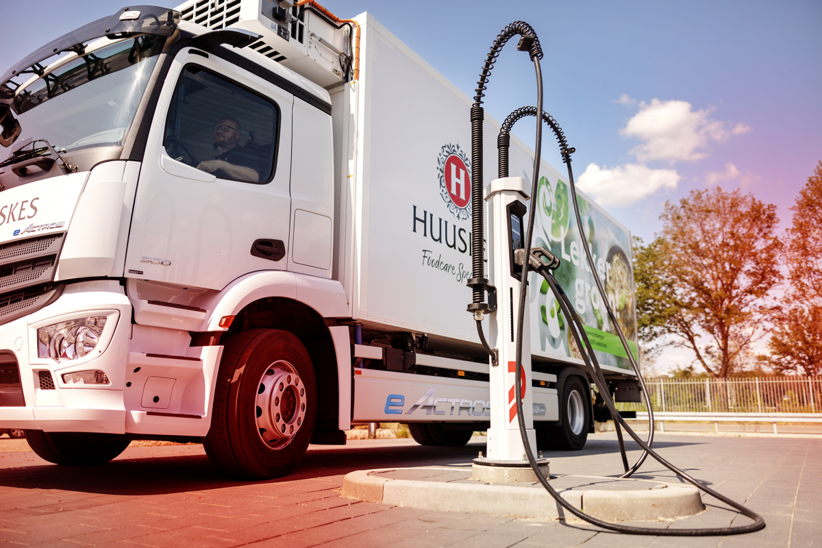 Modern AVIA Weghorst tankstation met overzichtelijke branding.